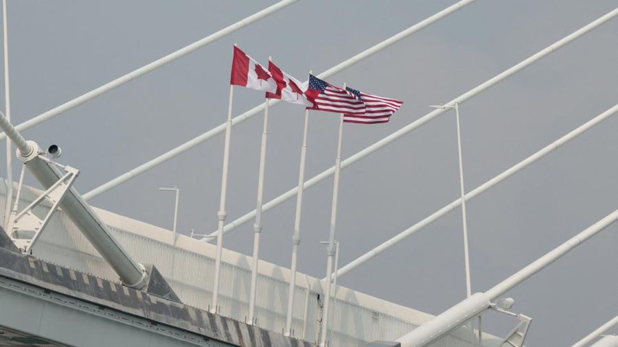 Bendera AS dan Kanada terlihat di titik tengah Jembatan Internasional Gordie Howe nan menghubungkan Windsor, Ontario ke Detroit, Michigan, AS, di Windsor, Ontario, Kanada, 27 Juli 2026.