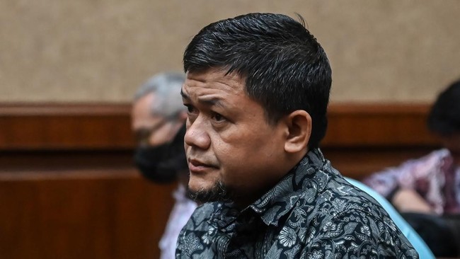 Terdakwa kasus dugaan suap importasi di Direktorat Jenderal Bea dan Cukai Budiman Bayu Prasojo bersiap menjalani sidang pembacaan dakwaan di Pengadilan Tipikor, Jakarta, Selasa (28/7/2026). Mantan Kepala Seksi Intelijen Cukai Direktorat Penindakan da