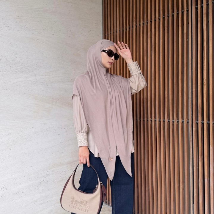 <p>Bunda juga bisa bergaya dengan kerudung namun tetap boyish. Inspirasi outfit simple Citra Kirana kali ini memadukan straight jeans dan kemeja warna khaki yang dilengkapi jilbab instan senada menutup ada. Cocok untuk outfit jemput anak ke sekolah.&nbsp;(Foto: Instagram @citraciki)</p>