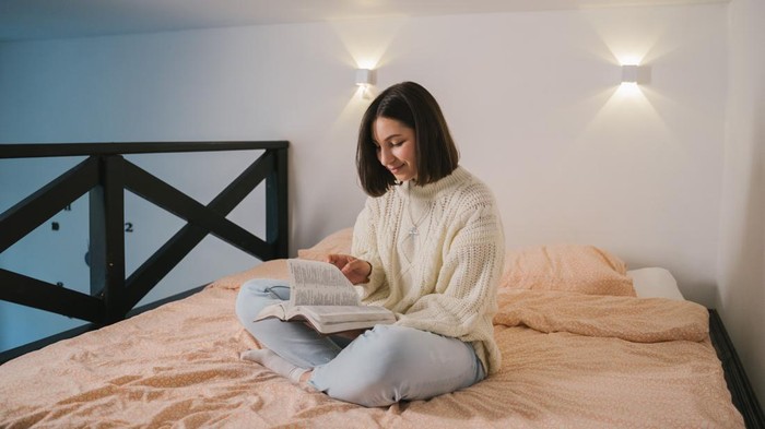 3 Ciri Kepribadian Orang yang Suka Nikmati Weekend di Rumah Saja