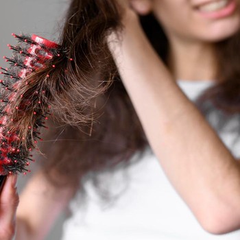 Selain Produk Haircare, Kamu Mungkin Butuh 4 Hal Ini untuk Atasi Rambut Rontok