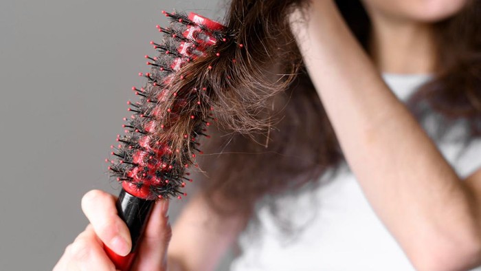 Selain Produk Haircare, Kamu Mungkin Butuh 4 Hal Ini untuk Atasi Rambut Rontok