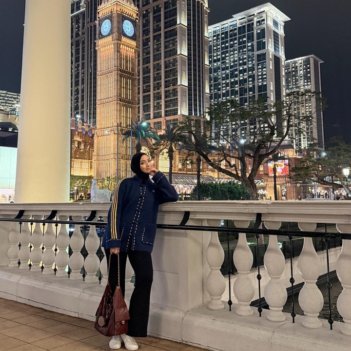<p>Citra Kirana bergaya simpel dan elegan dengan perpaduan atasan navy yang dilengkapi detail gold dan celana panjang hitam. Kerudung ditata rapi secara konvensional sehingga nyaman ketika pergi jalan-jalan. (Foto: Instagram @citraciki)</p>