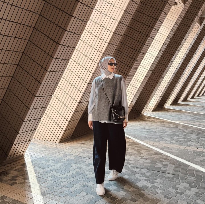 <p>Citra Kirana sering tampil kasual namun stylish. Lihat saja outfit nuansa monokrom kali ini yang cocok untuk traveling. Pilihan kemeja putih dipadu knitted outerwear membuat penampilannya terlihat modis. (Foto: Instagram @citraciki)</p>