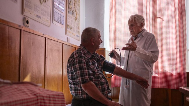 Di usia 90 tahun, dokter Kiril Apostolov masih setia mendatangi rumah pasien di desa pegunungan Skrat, Bulgaria. Ia menangani lebih dari 1.500 pasien.