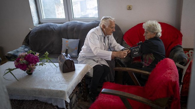 Di usia 90 tahun, dokter Kiril Apostolov masih setia mendatangi rumah pasien di desa pegunungan Skrat, Bulgaria. Ia menangani lebih dari 1.500 pasien.