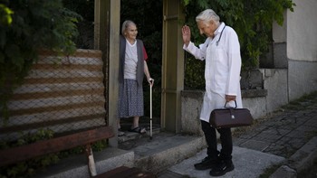 Di usia 90 tahun, dokter Kiril Apostolov masih setia mendatangi rumah pasien di desa pegunungan Skrat, Bulgaria. Ia menangani lebih dari 1.500 pasien.