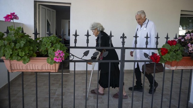 Di usia 90 tahun, dokter Kiril Apostolov masih setia mendatangi rumah pasien di desa pegunungan Skrat, Bulgaria. Ia menangani lebih dari 1.500 pasien.