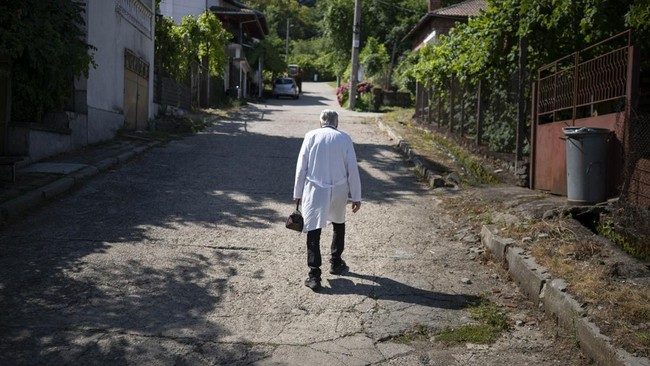 Di usia 90 tahun, dokter Kiril Apostolov masih setia mendatangi rumah pasien di desa pegunungan Skrat, Bulgaria. Ia menangani lebih dari 1.500 pasien.