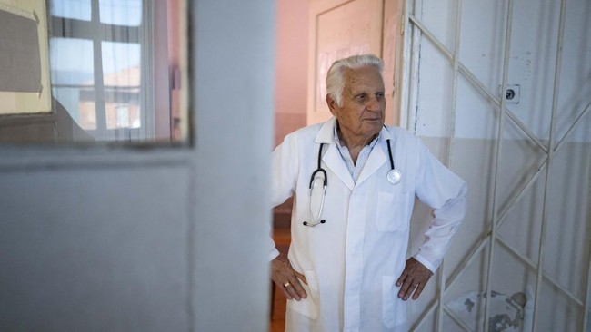 Di usia 90 tahun, dokter Kiril Apostolov masih setia mendatangi rumah pasien di desa pegunungan Skrat, Bulgaria. Ia menangani lebih dari 1.500 pasien.