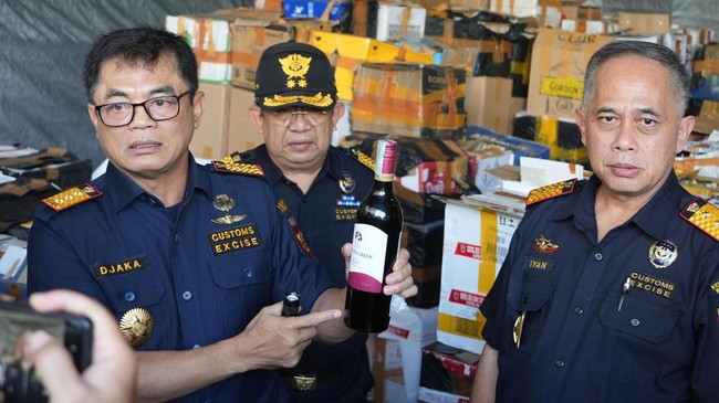 Detik-Detik Bea Cukai dan BAIS TNI Temukan "Gudang" Miras Ilegal Rp12 M