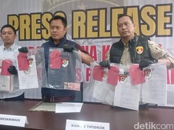 Eks Ketua DPRD Mamuju Serahkan Sertifikat Tanah Pengganti Kerugian Rp 795 Juta