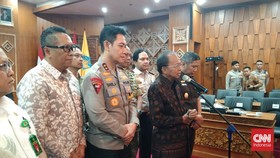 Gubernur Bali, Wayan Koster merespon soal peristiwa terduga pelaku pencurian ayam berinisal KD yang tewas karena dikeroyok massa di Kabupaten Tabanan, Bali.