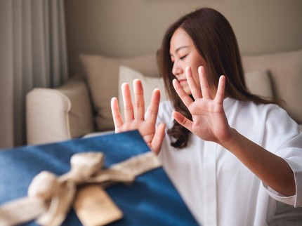 5 Ciri Kepribadian Orang yang Tidak Suka Membuka Kado di Depan Umum