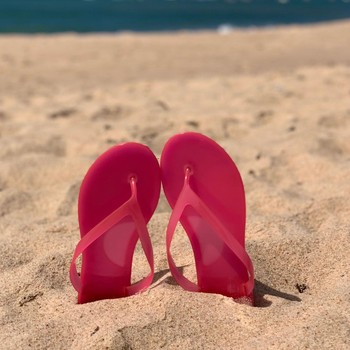 3 Kepribadian Orang yang Suka Bepergian Pakai Sandal Menurut Ahli