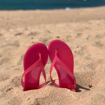 3 Kepribadian Orang yang Suka Bepergian Pakai Sandal Menurut Ahli