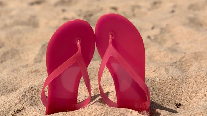 3 Kepribadian Orang yang Suka Bepergian Pakai Sandal Menurut Ahli