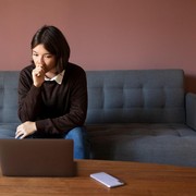 Sering Meragukan Diri Sendiri? Ini Cara Mengatasi Imposter Syndrome agar Lebih Percaya Diri