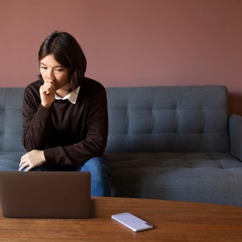 Sering Meragukan Diri Sendiri? Ini Cara Mengatasi Imposter Syndrome agar Lebih Percaya Diri