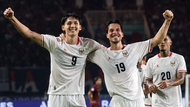 Pesepak bola Timnas Indonesia Mitchel Lee Beker (kiri)  melakukan selebrasi dengan Tom Haye (temgah) setelah mencetak hattrick ke gawang Kamboja pada ASEAN Hyundai Cup 2026 di Stadion Pakansari, Kabupaten Bogor, Jawa Barat, Senin (27/7/2026). Timnas 
