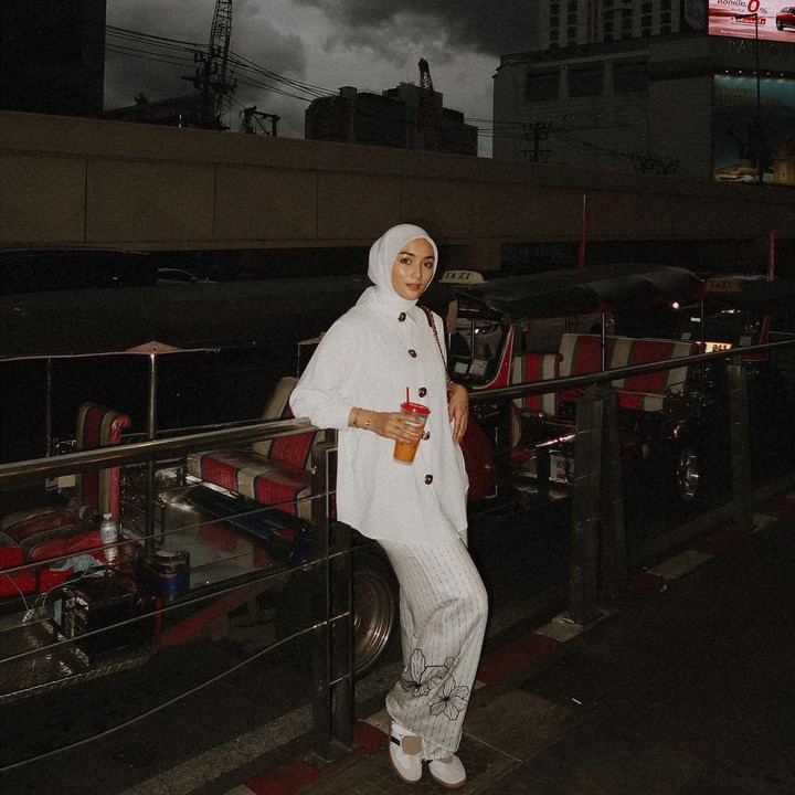 <p>Inspirasi outfit simpel lainnya bisa melihat padu padan kemeja putih dan stripped pants. Tidak perlu banyak effort, tanpa aksesori tetap membuat penampilan Citra Kirana terlihat stunning. (Foto: Instagram @citraciki)</p>
