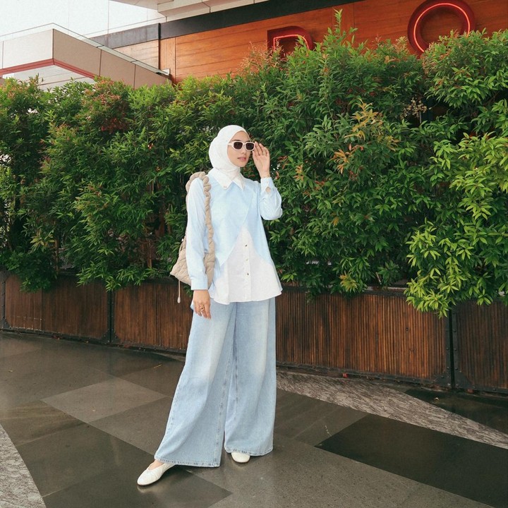 <p>Kali ini white on denim bisa menjadi inspirasi outfit simple dan stylish dari Citra Kirana. Aksen layering biru muda pada kemeja putihnya sudah membuat penampilan stylish. Semakin atraktif dengan pilihan tas kerut warna khaki. (Foto: Instagram @citraciki)</p>