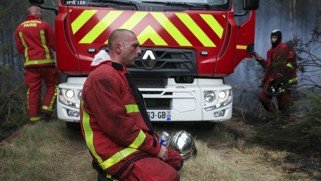 Firefighters of Paris Fire Brigade rest in Marcheprime west of Bordeaux on July 26, 2026 as a wildfire has been ravaging the forest north of the Arcachon Basin (Gironde) since July 22. The fire that has engulfed the area around the Arcachon Basin and