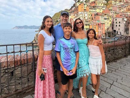 Indah Kalalo Ajak Keluarga Liburan ke Italia, Pesona Sang Putri Curi Perhatian