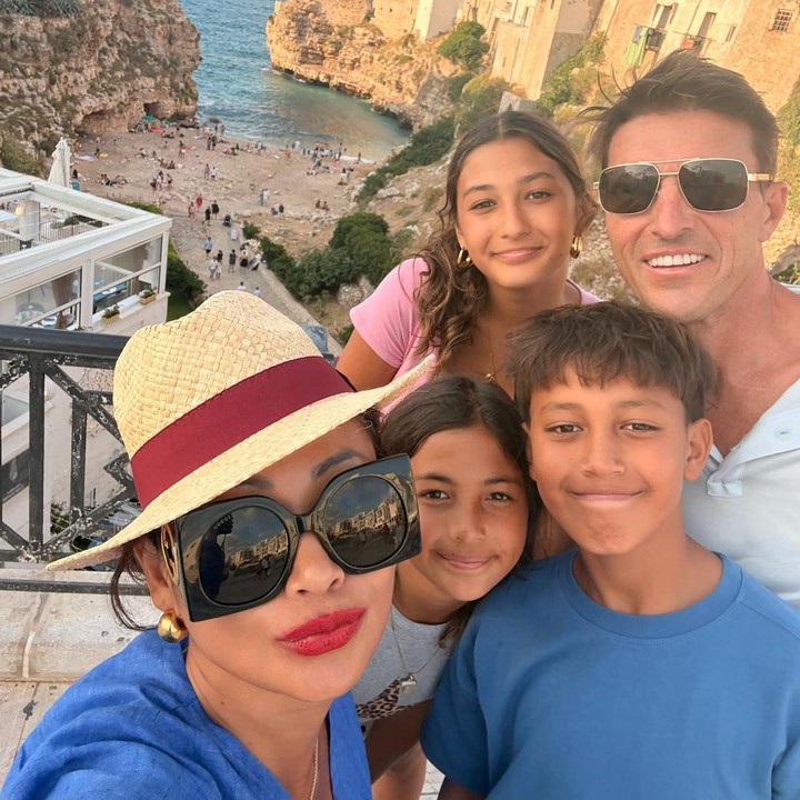 <p>Momen itu dibagikan langsung oleh Indah melalui beberapa foto yang diunggah di akun Instagram pribadinya. &ldquo;Perjalanan Cinque Terre!&rdquo; tulis Indah, dikutip dari laman Instagram <em>@indahkalalo,</em> Selasa (28/7/2026).&nbsp;(Foto: Instagram @indahkalalo)</p>