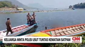 Kasus kematian seorang petugas keamanan di Waduk Jatiluhur membuat keluarga korban mendesak polisi untuk mengusutnya hingga tuntas.
Polisi menyebut sudah memeriksa 15 saksi terkait tewasnya petugas keamanan tersebut. Namun, hingga saat ini polisi be
