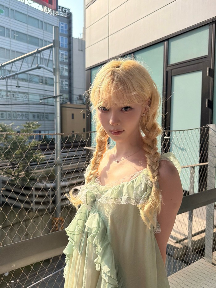 Kenakan ruffle mini dress dengan rambut pirang kepang dua dan poni yang sengaja dibikin sedikit ikal atau keriting, penampilan terbaru Winter aespa sukses bikin MY (nama fandom resmi aespa) maupun warganet gemas dan meleleh. / Foto: instagram.com/imwinter