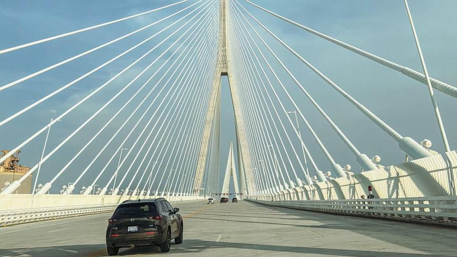 Kendaraan melintasi Jembatan Internasional Gordie Howe senilai $4,7 miliar, nan menghubungkan Windsor, Ontario dan Detroit, Michigan, pada hari pembukaannya di Windsor, Ontario, Kanada, 27 Juli 2026.
