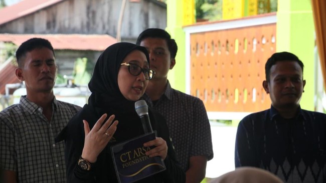Ketua Yayasan CT ARSA Foundation Anita Ratnasari Tanjung meresmikan Rumah Inspirasi di Desa Kebun Rantau, Kecamatan Rantau, Kabupaten Aceh Tamiang, Aceh, Selasa (28/7/2026). Fasilitas tersebut disiapkan sebagai ruang belajar, pemberdayaan, dan pengem