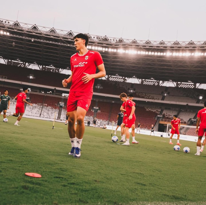 <p>Dilansir <em>detikcom,</em> Mitchell menawarkan keunggulan dalam duel udara. Posturnya memberi Timnas Indonesia opsi tambahan jika menerapkan strategi bola-bola atas. Potensi itu juga sudah terlihat saat Indonesia mengalahkan Bali United 3-0 dalam laga uji coba. Pada pertandingan tersebut, Mitchell berhasil mencetak satu gol.&nbsp;(Foto: Instagram @_mitchell.baker)</p>