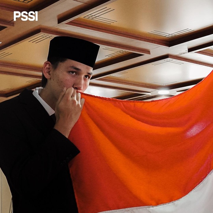 <p>Kehadirannya disebut menjadi bagian dari langkah strategis PSSI dalam memperkuat kedalaman skuad Timnas, Bunda. &ldquo;Mitchell Lee Baker, penyerang berusia 19 tahun dengan postur 197 cm, telah melakukan Pengambilan Sumpah sebagai Warga Negara Indonesia,&rdquo; tulis pernyataan, dikutip dari laman Instagram <em>@pssi,</em> Selasa (28/7/2026).&nbsp;(Foto: Instagram @pssi)</p>