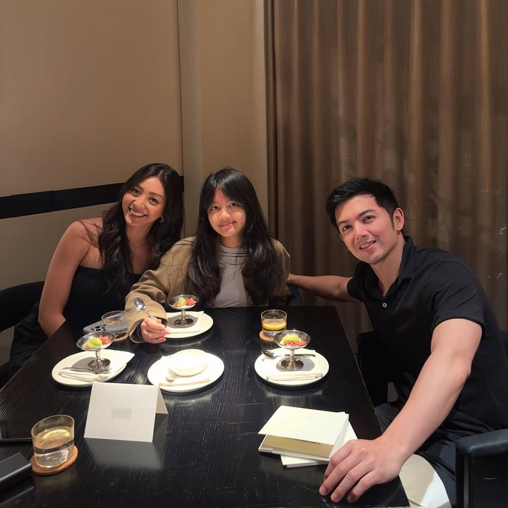 <p>Bukan kali ini saja Nicky Tirta dan Liza Elly berkumpul untuk merayakan ulang tahun sang putri. Di hari ulang tahun Naara tahun lalu, keduanya juga mengajak putri mereka untuk merayakan dengan makan bersama. (Foto: Instagram @nickytirta)</p>