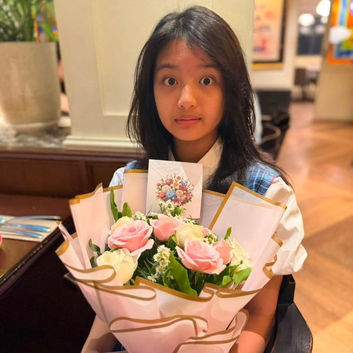 <p>Nicky Tirta dan Liza Elly merayakan momen spesial ulang tahun Naara dengan makan bersama. Ketiganya terlihat begitu bahagia bisa menghabiskan <em>quality time</em> bersama, Bunda. Di hari ulang tahunnya, Naara juga mendapatkan kejutan&nbsp;buket&nbsp;bunga dari kedua orang tuanya. (Foto: Instagram @nickytirta)</p>