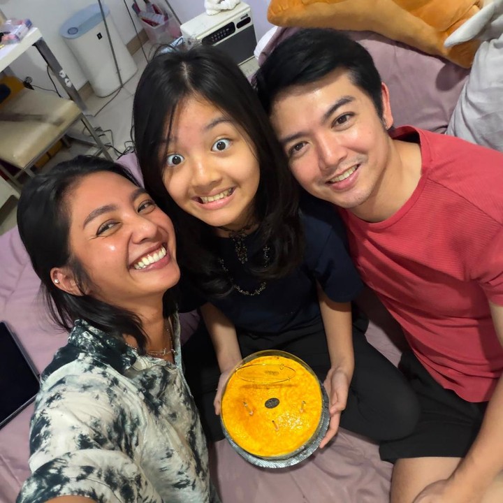 <p>Baru-baru ini, Nicky Tirta membagikan potret kebersamaan dengan Liza Elly. Keduanya terlihat kompak saat merayakan ulang tahun Naara yang ke-13. Di momen spesial ini, Nicky Tirta dan mantan istri bahkan kompak memberikan kejutan ulang tahun untuk Naara. "<em>Happy 13th birthday</em> &ldquo;Naara Ellyna Tirtajaya&rdquo; <em>We love U</em> @ellynatirta," tulis sang aktor di Instagram. (Foto: Instagram @nickytirta)</p>
