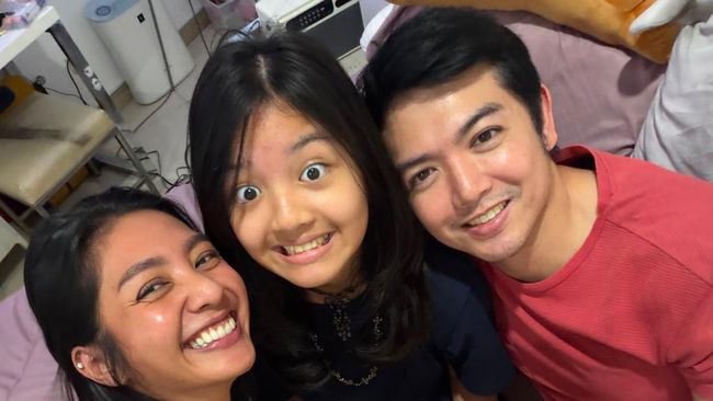Kompaknya Nicky Tirta dan Mantan Istri Beri Kejutan Ultah untuk Sang Putri