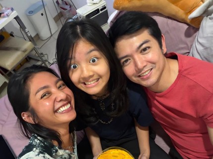 Kompaknya Nicky Tirta & Mantan Istri Beri Kejutan Ultah untuk Sang Putri