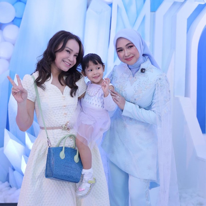 <p>Pesta ulang tahun Moana dihadiri oleh banyak tamu, termasuk dari kalangan artis. Salah satu tamu yang hadir adalah penyanyi Rossa dan putrinya Raina Mikayla Almahyra. Keduanya tampil serasi mengenakan pakaian bertema <em>princess</em>. (Foto: Instagram @riaricis1795)</p>