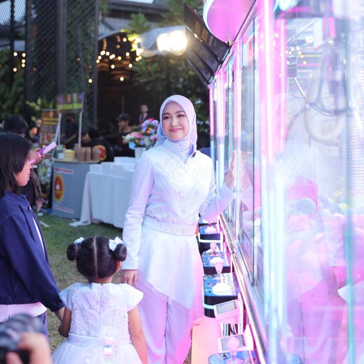 <p>Melalui unggahan di Instagram, Ricis membagikan momen perayaan ulang tahun Moana yang begitu meriah. Rona bahagia terlihat jelas dari Ricis. Perempuan 31 tahun ini juga membagikan potret kebersamaan dengan tamu undangan yang hadir, Bunda. (Foto: Instagram @riaricis1795)</p>