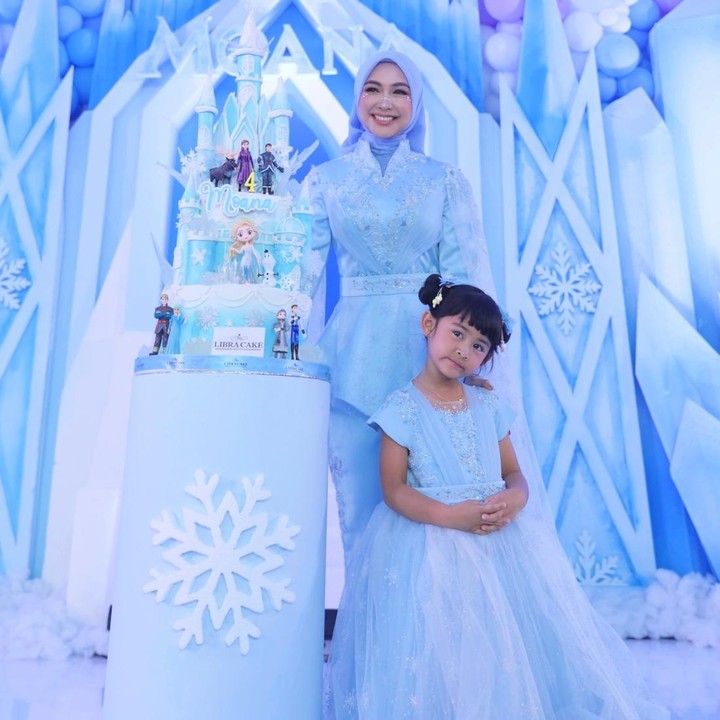 <p>Pesta ulang tahun Moana mengusung tema film <em>Frozen</em>, Bunda. Dekorasi pesta didominasi warna biru muda dengan hiasan bernuansa es dan salju. Mulai dari dekorasi istana hingga kue ulang tahun, semuanya dirancang dengan tema es yang khas, sehingga menciptakan suasana bak kerajaan Arendelle. (Foto: Instagram @riaricis1795)</p>