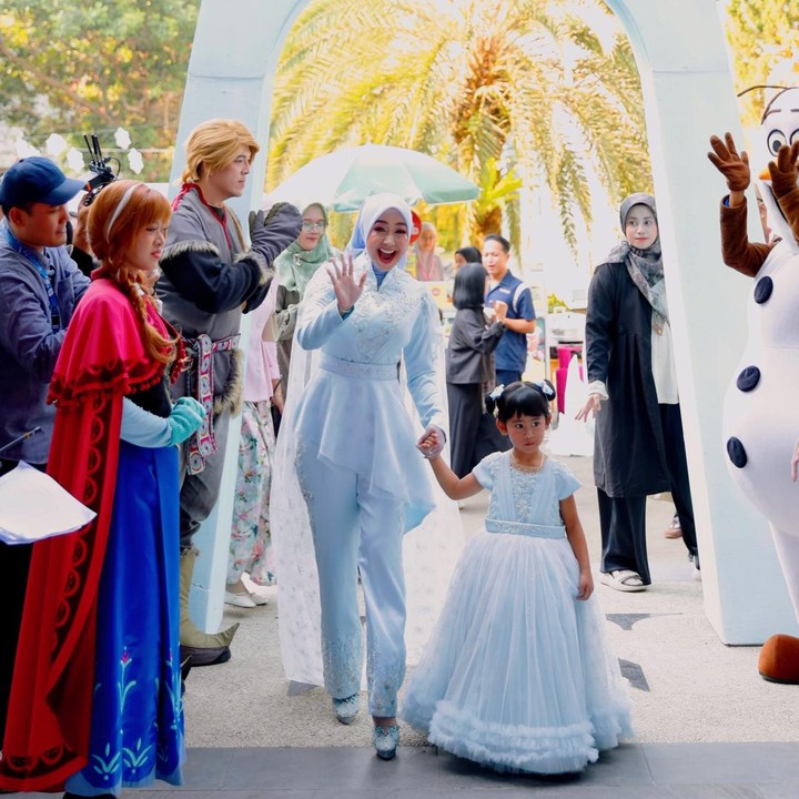 <p>Tema film <em>Frozen</em> ini tak cuma terlihat dari dekorasi pesta ulang tahun Moana, Bunda. Ricis juga menhadirkan beberapa karakter pemain film <em>Frozen</em>, seperti Elsa dan manusia salju bernama Olaf. Karakter-karakter film ini terlihat menyambut Moana saat memasuki tempat pesta. (Foto: Instagram @riaricis1795)</p>