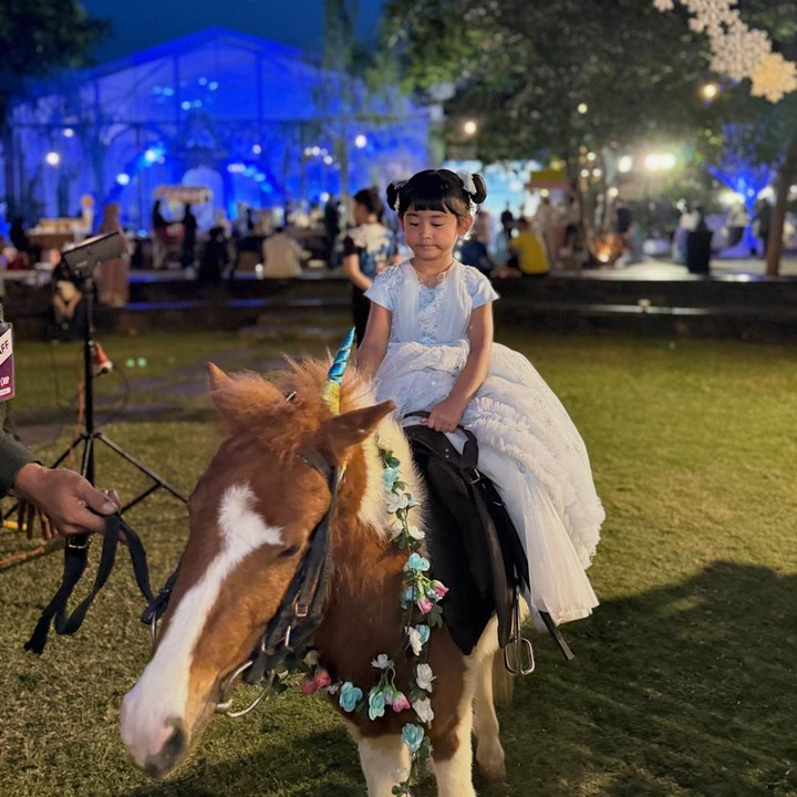 <p>Ricis menuliskan pesan manis untuk sang putri yang berulang tahun ke-4. Selain doa, Ricis juga mengungkap rasa cintanya pada Moana. "Ya Allah, aku merayu Mu. Panjangkan usia kami, kami ingin bersama lebih lama lagi. Dengan segala keterbatasan yang ibu miliki, ibu berusaha mencintai moana dengan cara yang sempurna. Kebahagiaan anakku adalah segalanya," tulis Ricis. (Foto: Instagram @riaricis1795)</p>