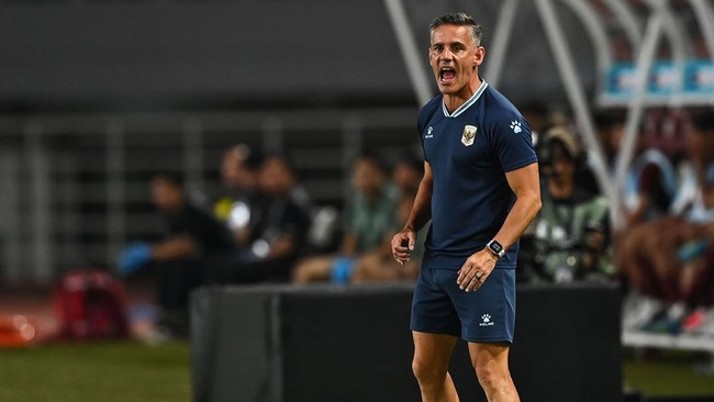 Pelatih Timnas Indonesia John Herdman memberikan instruksi kepada anak latihnya saat melawan Timnas Kamboja pada pertandingan Grup A ASEAN Championship atau Piala AFF 2026 di Stadion Gelora Pakansari, Kabupaten Bogor, Jawa Barat, Senin (27/7/2026). A