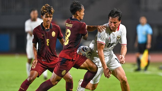 Pesepak bola Timnas Indonesia Thom Haye (kanan) berebut bola dengan pesepak bola Timnas Kamboja Sovann Ouk (tengah) pada pertandingan Grup A ASEAN Championship atau Piala AFF 2026 di Stadion Gelora Pakansari, Kabupaten Bogor, Jawa Barat, Senin (27/7/