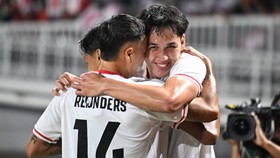 Pesepak bola Timnas Indonesia Mitchell Lee Baker (kanan) berselebrasi dengan rekannya Eliano Reijnders (kiri) usai membobol gawang Timnas Kamboja pada pertandingan Grup A ASEAN Championship atau Piala AFF 2026 di Stadion Gelora Pakansari, Kabupaten B