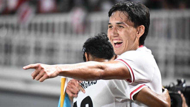 Pesepak bola Timnas Indonesia Mitchell Lee Baker (kanan) berselebrasi dengan rekannya Dony Tri Pamungkas (kiri) usai membobol gawang Timnas Kamboja pada pertandingan Grup A ASEAN Championship atau Piala AFF 2026 di Stadion Gelora Pakansari, Kabupaten