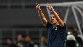 Pelatih Timnas Indonesia John Herdman memberikan instruksi kepada anak latihnya saat melawan Timnas Kamboja pada pertandingan Grup A ASEAN Championship atau Piala AFF 2026 di Stadion Gelora Pakansari, Kabupaten Bogor, Jawa Barat, Senin (27/7/2026). A